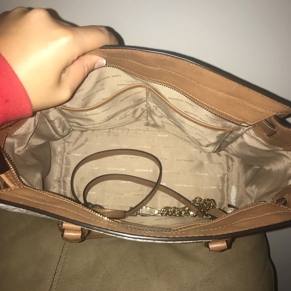 Micheal Kors purse - Picture 5 of 6